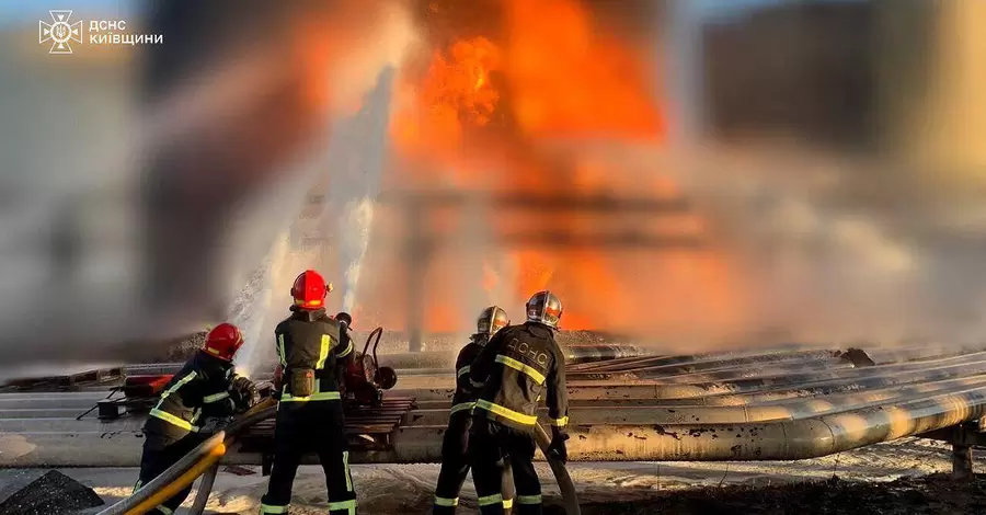 Пожар на промышленном объекте Киевщины продолжается уже сутки