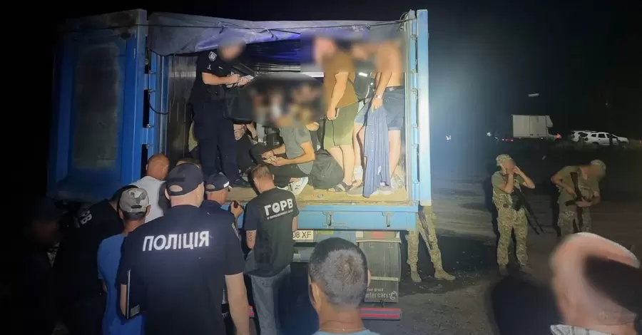 На границе остановили фуру с 41 мужчиной, которых везли в Молдову