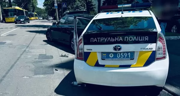 В Киеве патрульное авто попало в ДТП, один полицейский ранен