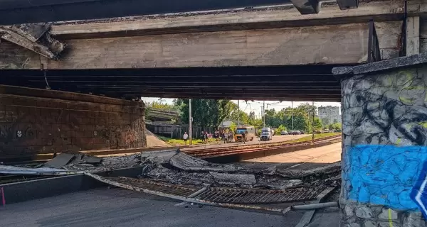 В Киеве обрушился пешеходный мост на улице Жилянской, движение транспорта заблокировано 