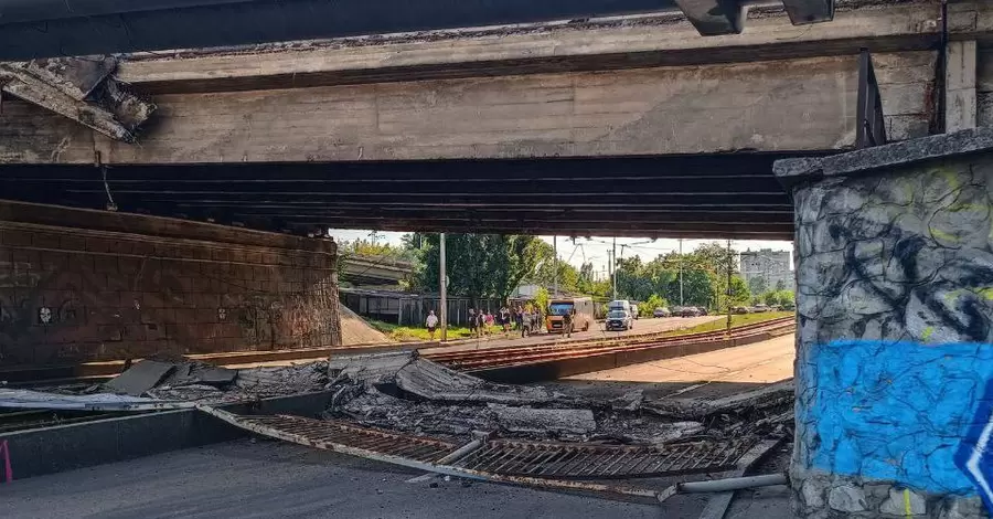 В Киеве обрушился пешеходный мост на улице Жилянской, движение транспорта заблокировано 