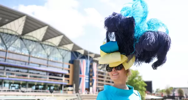 Конфеты, страусиные перья и цветы: самые модные шляпки на гонках Royal Ascot 2024