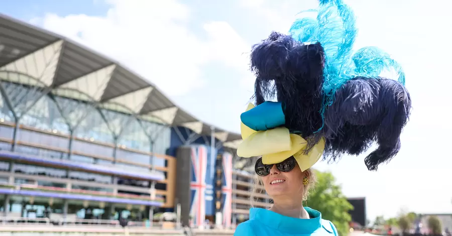 Конфеты, страусиные перья и цветы: самые модные шляпки на гонках Royal Ascot 2024