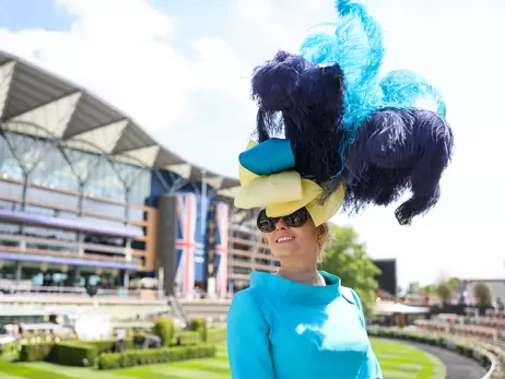 Цукерки, страусове пір'я та квіти: наймодніші капелюшки на гонках Royal Ascot 2024
