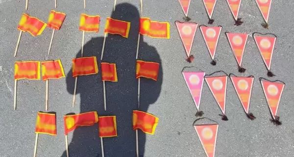 В Киеве задержали мужчину за советскую символику - развешивал флаги на заборе школы