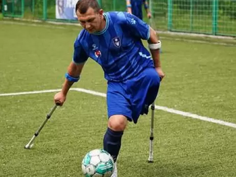 Боєць з Одещини, який на війні втратив ногу, отримав у Львові протез і вже грає у футбол