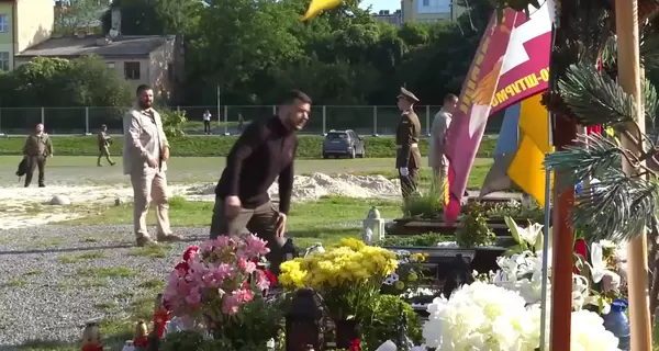 Зеленский во Львове почтил память погибших защитников Украины 