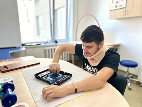 У Львові лікарі врятували студента, якого паралізувало після невдалого стрибка у воду