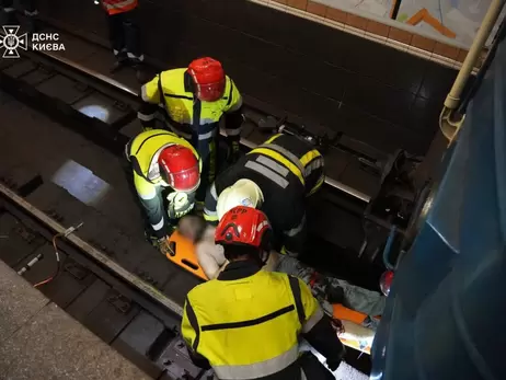 Рятувальники деблокували чоловіка з-під вагона метро у Києві 