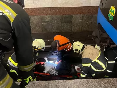 У Києві на колії метро впала жінка, вона загинула 