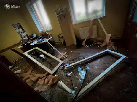 На Київщині через ракетну атаку госпіталізували трьох людей, пошкоджена пожежна частина