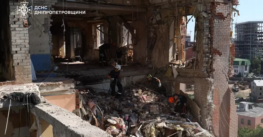 У Дніпрі під завалами зруйнованої російським ударом багатоповерхівки знайшли тіло жінки