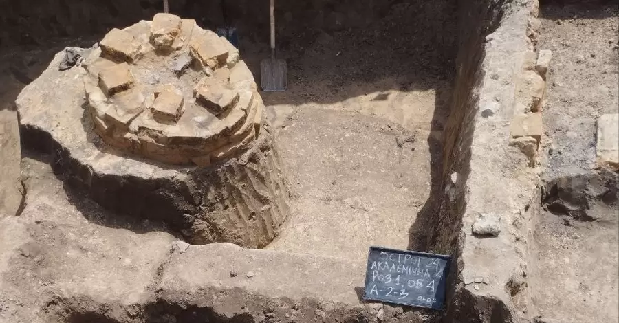 Археологи в Остроге раскопали литейную XVII века и подземное сооружение