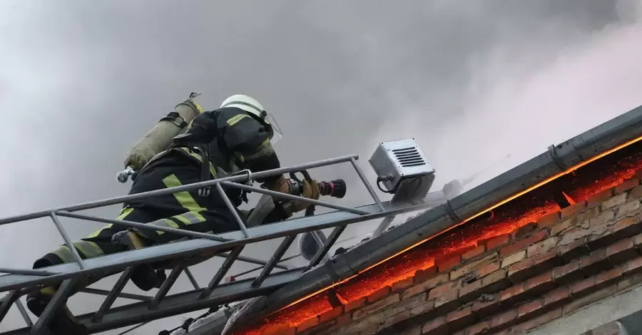 У Києві росіяни знищили під'їзд багатоповерхівки - під завалами чути голоси людей