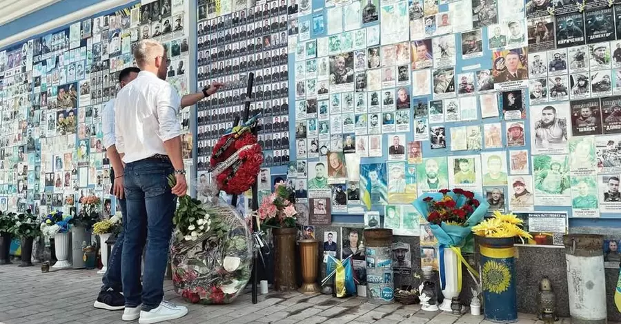 Главный соперник Орбана в Киеве почтил Стену памяти павших за Украину