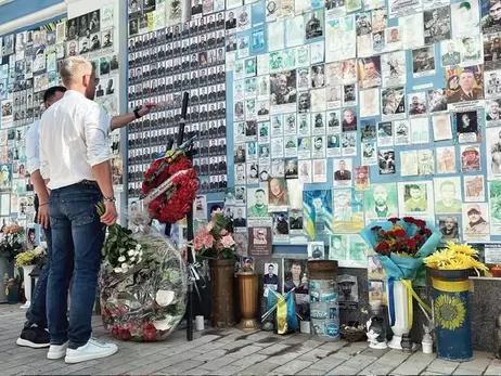 Головний суперник Орбана в Києві вшанував  Стіну памʼяті полеглих за Україну