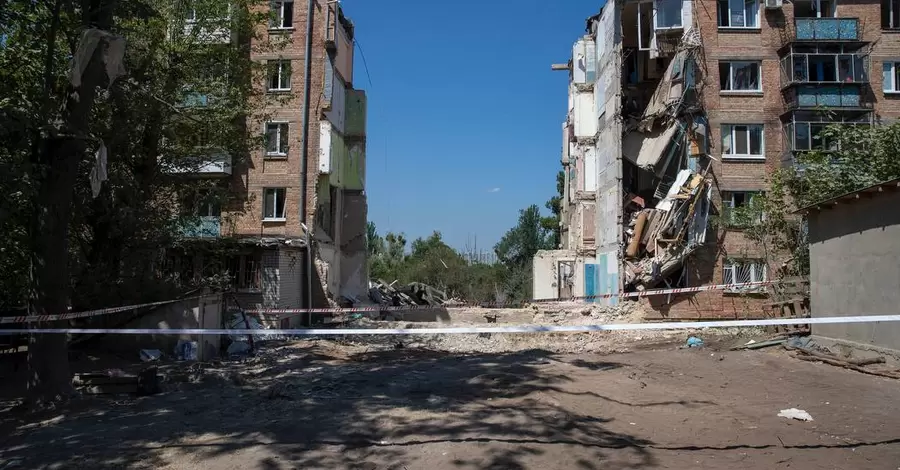У Києві спецкомісія з’ясує, чи можна відновити зруйнований російською ракетою будинок на Сирці