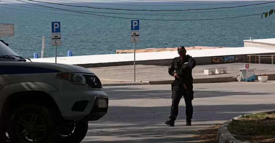 Замість курорту – військова база: життя у Криму порівнюють із величезною казармою