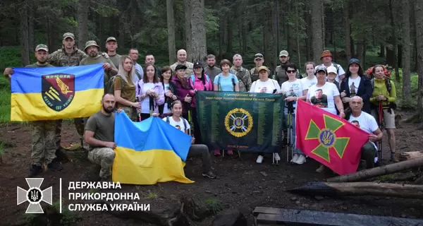 Украинские пограничники почтили память погибших побратимов восхождением на Говерлу