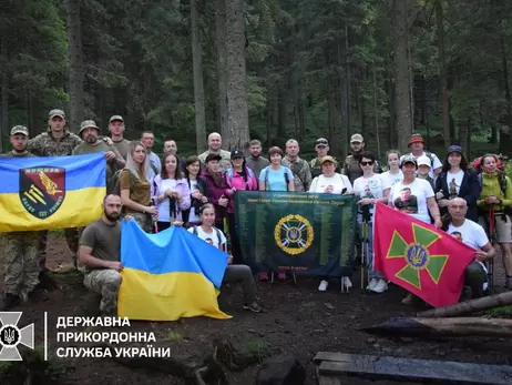 Українські прикордонники вшанували пам'ять загиблих побратимів сходженням на Говерлу