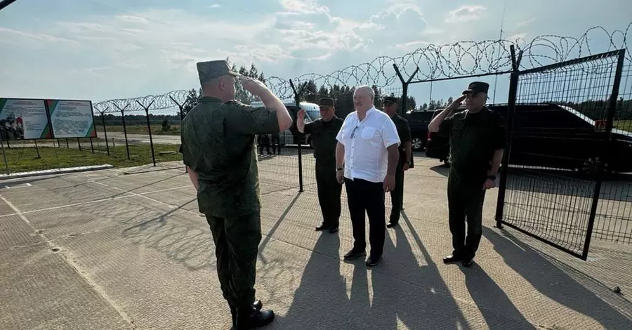 Лукашенко наказав відвести війська від кордону - 