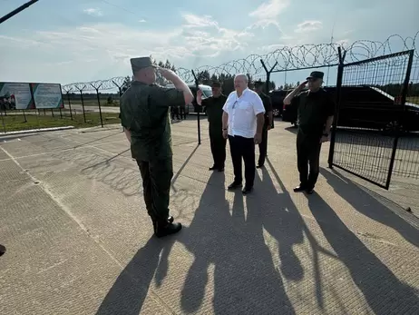Лукашенко приказал отвести войска от границы - 