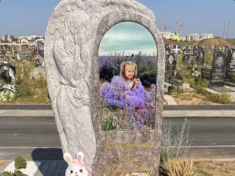 Мама загиблої два роки тому у Вінниці Лізи показала меморіал доньки