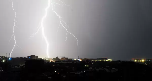 У Львові після удару блискавки почались пожежі, без світла залишились декілька районів