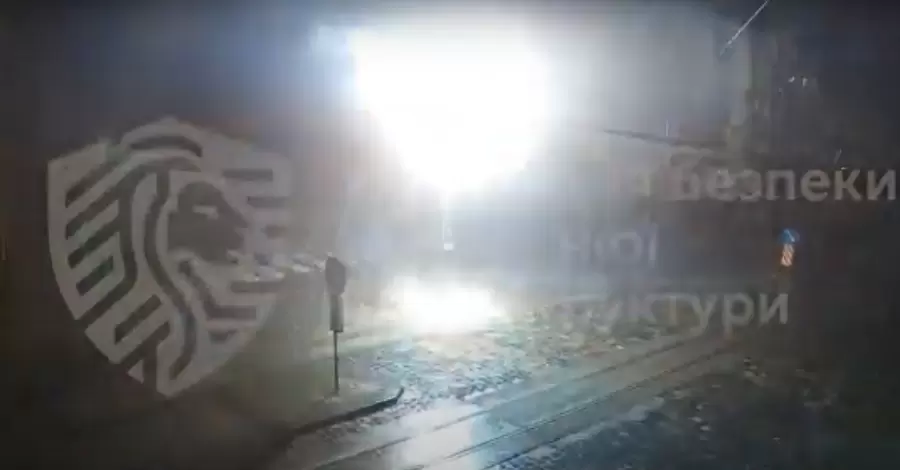 Ночью и утром молния во Львове трижды попала в контактную сеть, в мэрии показали видео