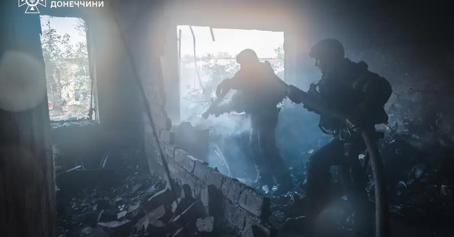 Росіяни ударом по Мирнограду зруйнували під'їзд п'ятиповерхівки, під завалами шукають людей