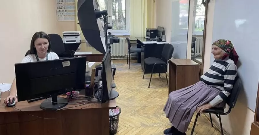 В Прикарпатье 102-летняя женщина оформила загранпаспорт