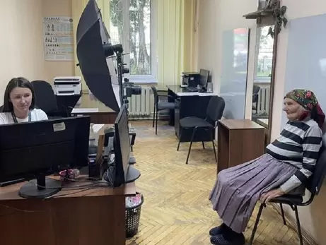 В Прикарпатье 102-летняя женщина оформила загранпаспорт