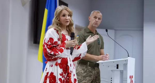 Тимошенко отпраздновала 25-летие «Батькивщины» в платье-вышиванке Yuliya Magdych