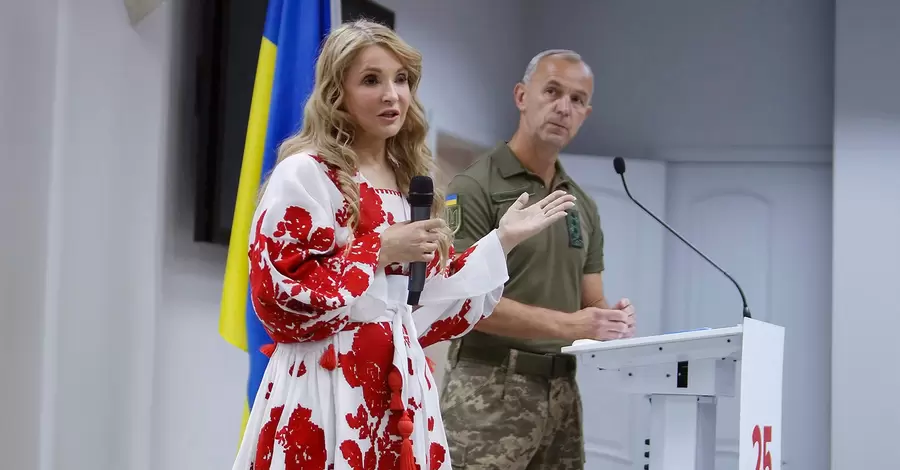 Тимошенко відсвяткувала 25-річчя «Батьківщини» у сукні-вишиванці Yuliya Magdych