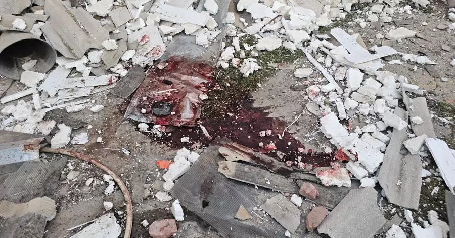Росіяни обстріляли багатоповерхівку у Херсоні – є поранені, серед них підліток