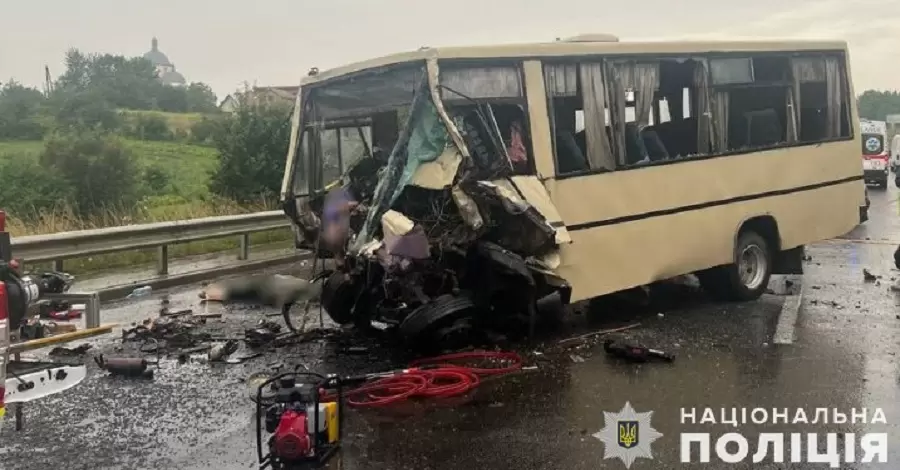 На Львовщине произошла масштабная авария с участием маршрутки, погибли четыре человека