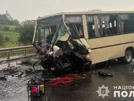 На Львівщині сталася масштабна аварія за участі маршрутки, загинуло четверо людей