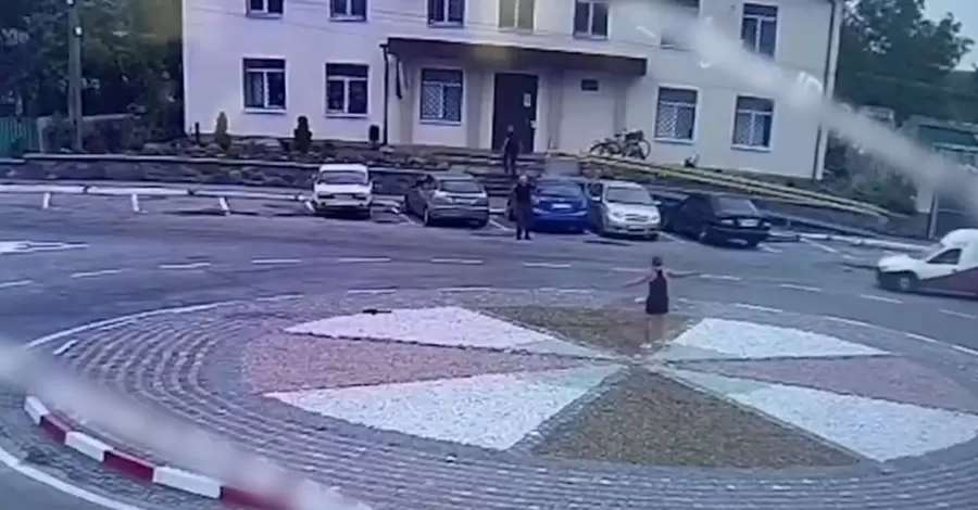 На Київщині жінка влаштувала самопідпал під будівлею суду