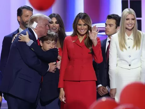 Мелания Трамп впервые поддержала мужа на публике в красном костюме Dior