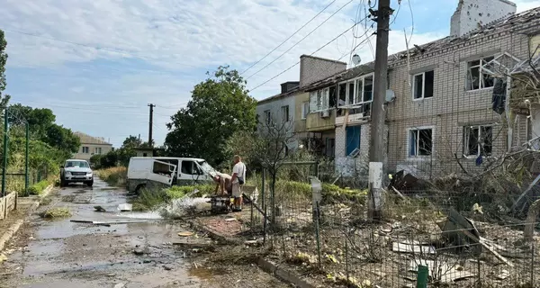 В результате обстрела поселка под Херсоном погибли два человека, пятеро ранены