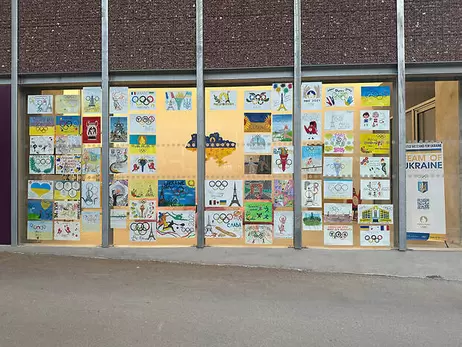 Будинок збірної України напередодні Олімпіади в Парижі прикрасили дитячими малюнками