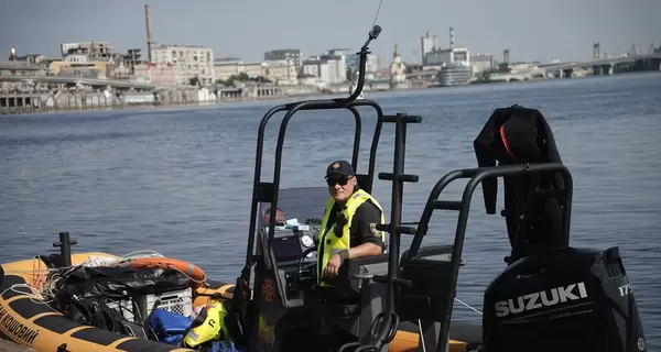 В Киеве нашли тело парня, который в воскресенье сорвался в Днепр с троса аттракциона