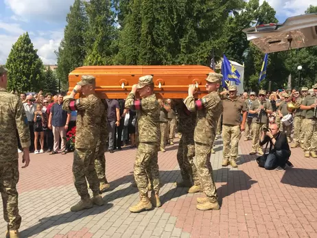 У Львові тисячі людей прийшли на похорон Ірини Фаріон 