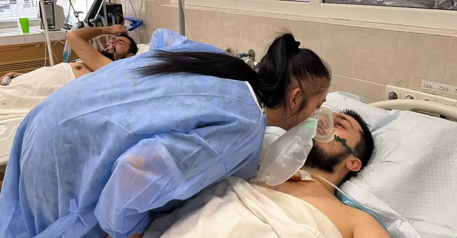 У лікарні Мечникова показали “поцілунок життя” пораненого бійця та його дружини через дихальну маску