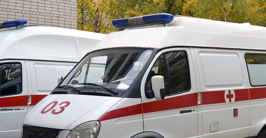 На Херсонщині росіяни обстріляли машину швидкої допомоги, є поранений