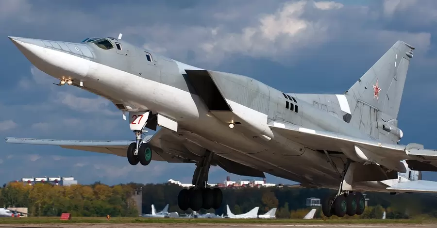 Дроны ГУР поразили российский стратегический бомбардировщик Ту-22М3 на аэродроме 