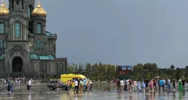 Блискавка вдарила людей біля головного храму ЗС РФ, один загинув