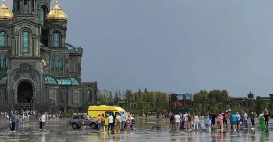 Молния ударила в людей возле главного храма ВС РФ, один погиб