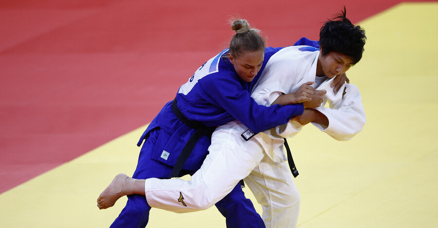 Ол юбка киіп көшеде зейеді. Бейнені қараңыз.