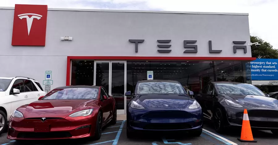 Tesla відкликає 1,8 мільйона автомобілів через ризик від'єднання капота